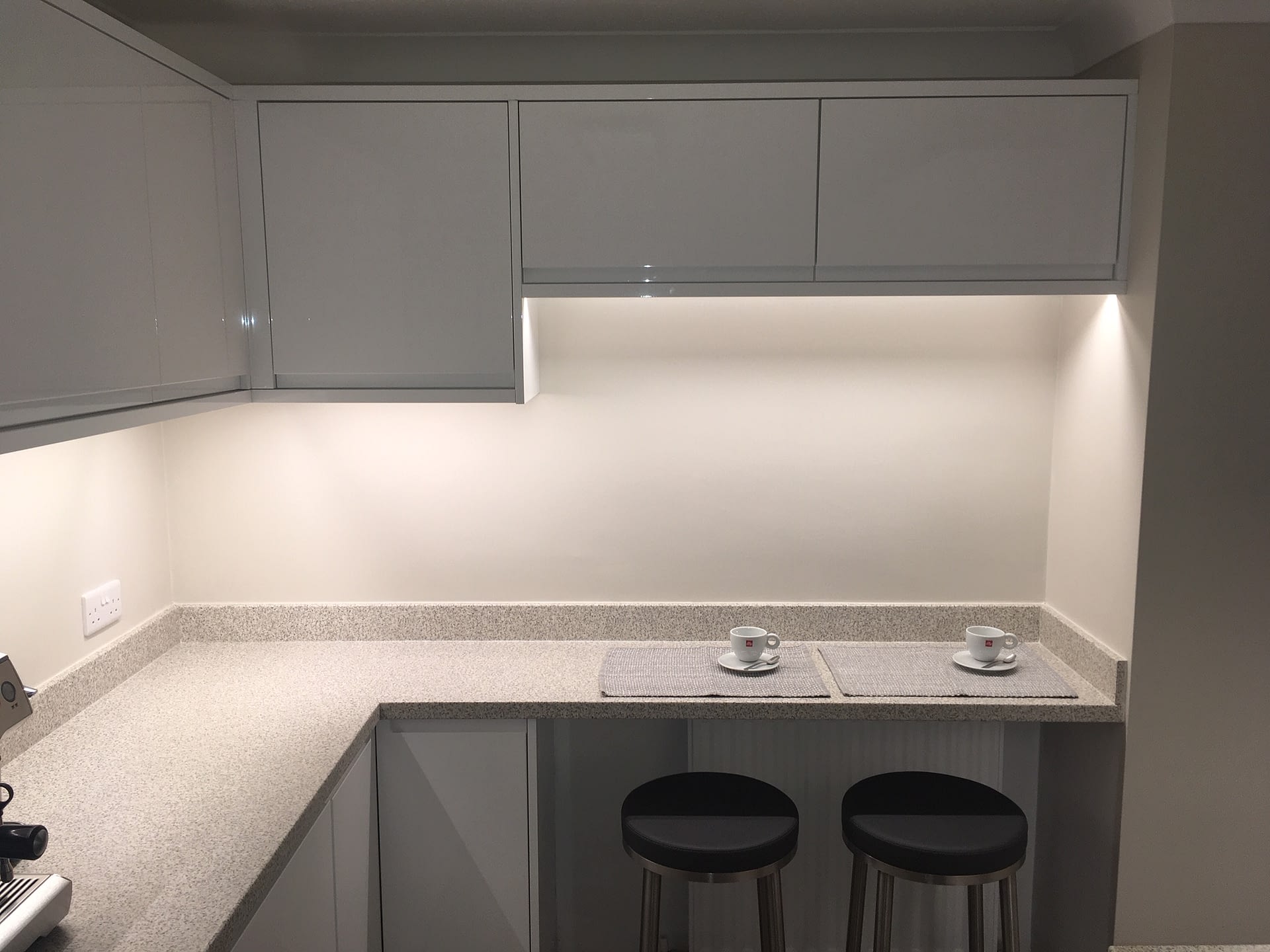 under cabinet lighting