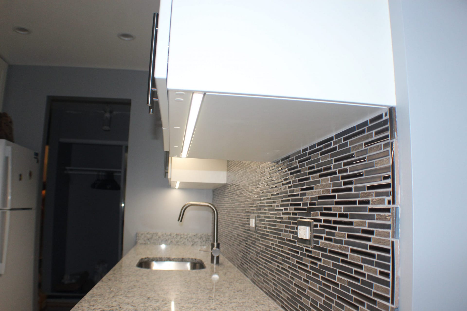 under cabinet lighting